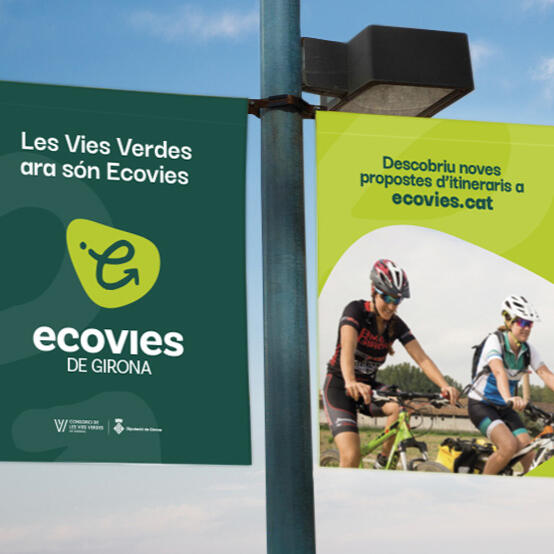 Banderoles de les Ecovies de Girona penjades d'un fanal